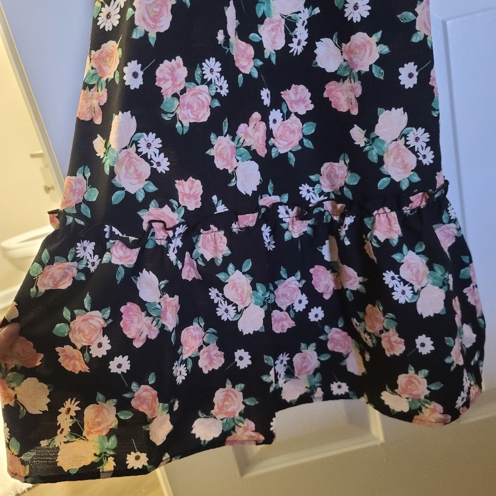 Dresses - Picture 3 of 3